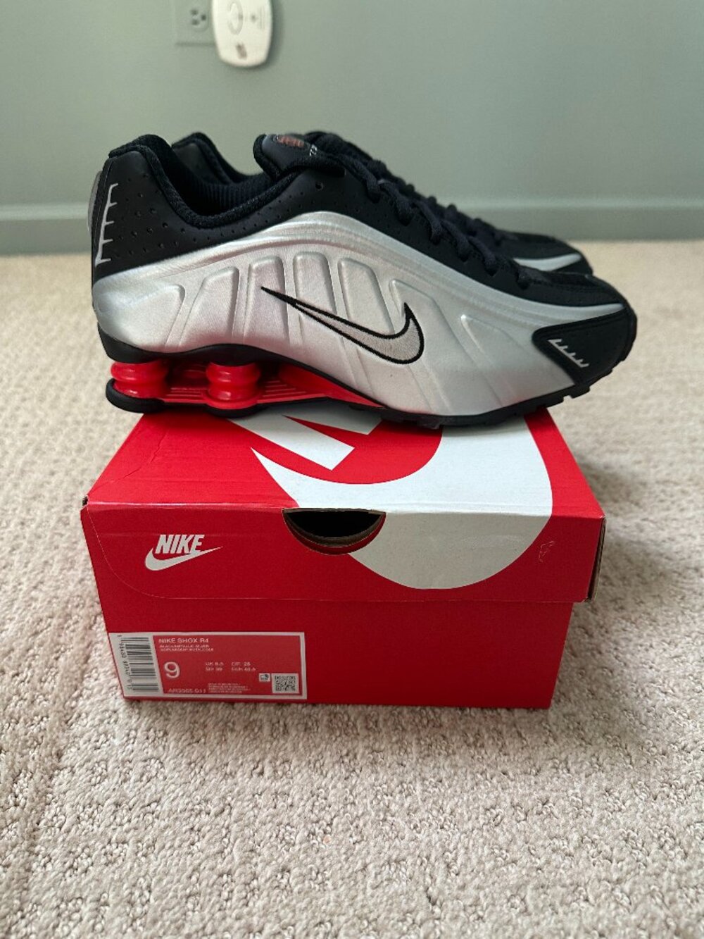 Nike Shox R4 Women’s 9 Black Metallic Silver AR3565-011 New in Box